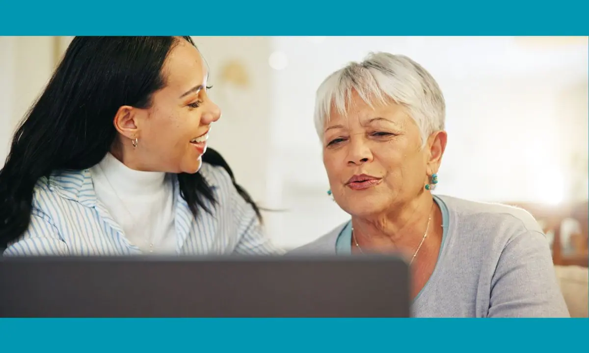 Familia revisando una checklist para contratar cuidadora a domicilio