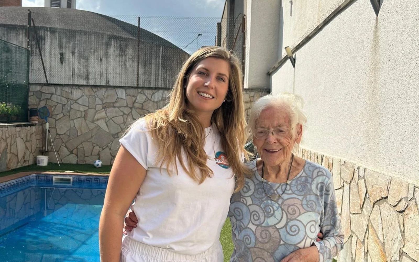 Profesional de InHome Servicios acompañando a una persona mayor