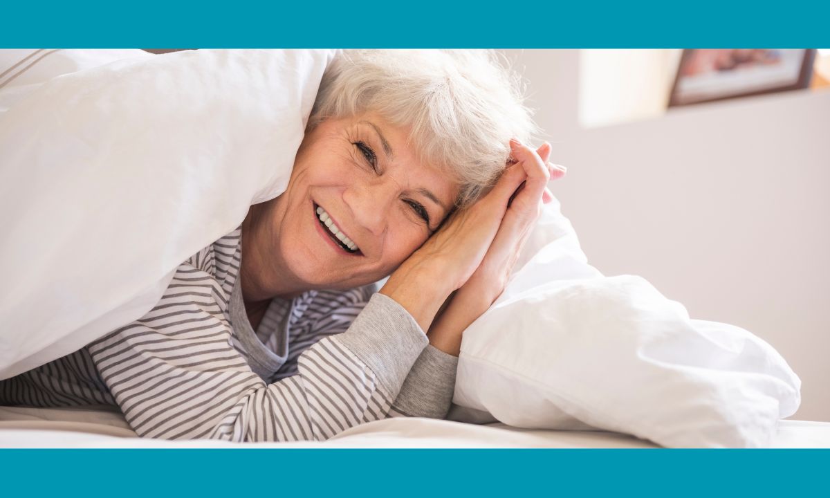 Cuidadora nocturna acompañando a una persona mayor durante la noche en su hogar