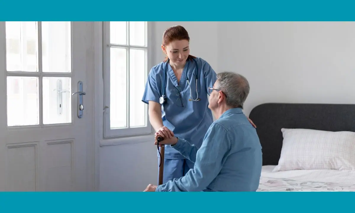 Cuidadora interna acompañando a una persona mayor durante el día