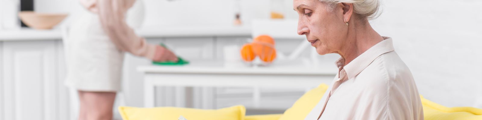 Familia hablando con una cuidadora mientras revisan una checklist