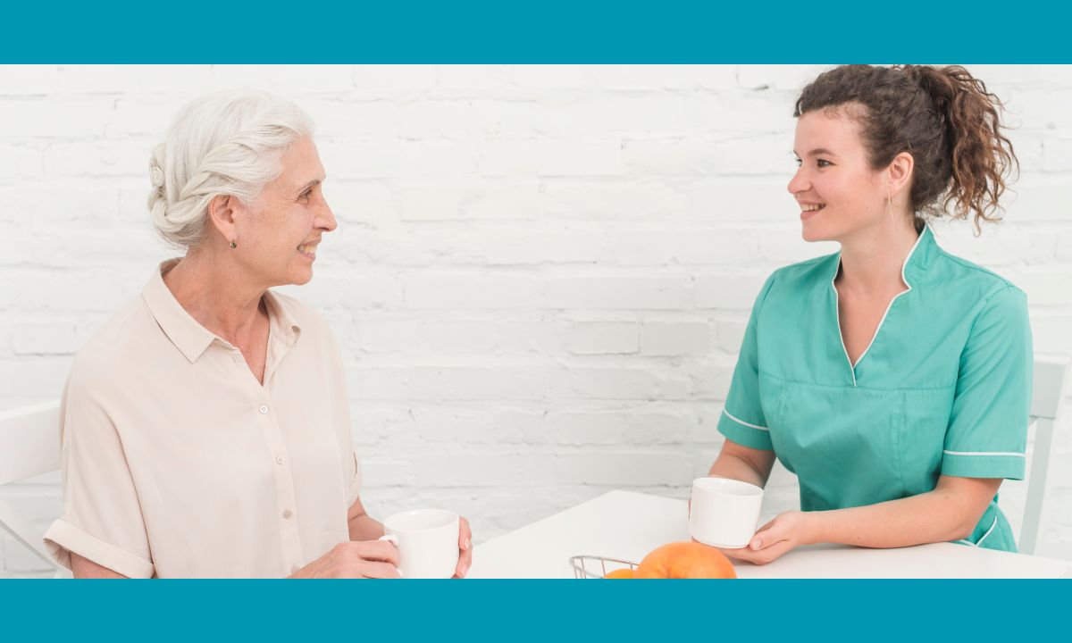 Familia hablando con una cuidadora a domicilio