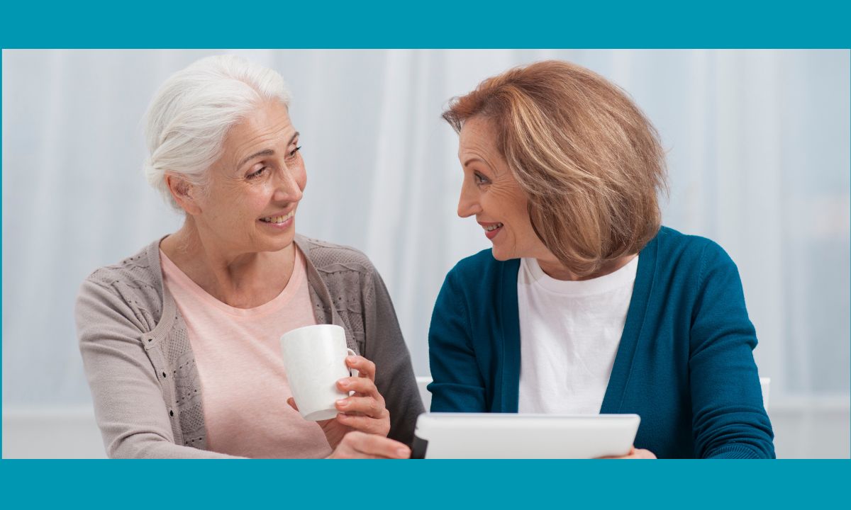 Cuidadora resolviendo dudas frecuentes con una familia