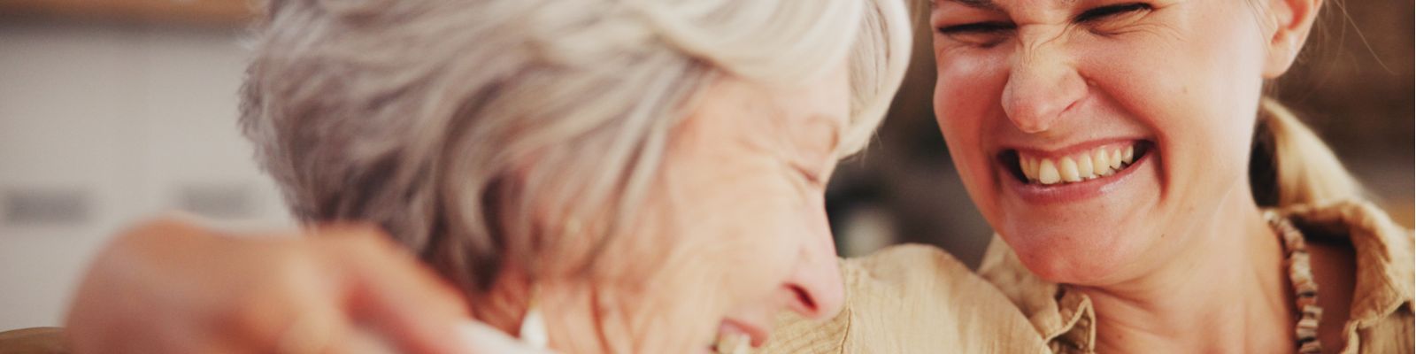 Cuidadora interna conviviendo con una persona mayor en su hogar